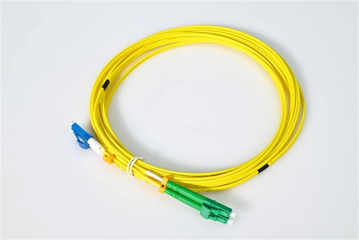 LC UPC σε LC APC Hybrid Single Mode Patch Cable with G657A1 Bend-Insensitive Fiber